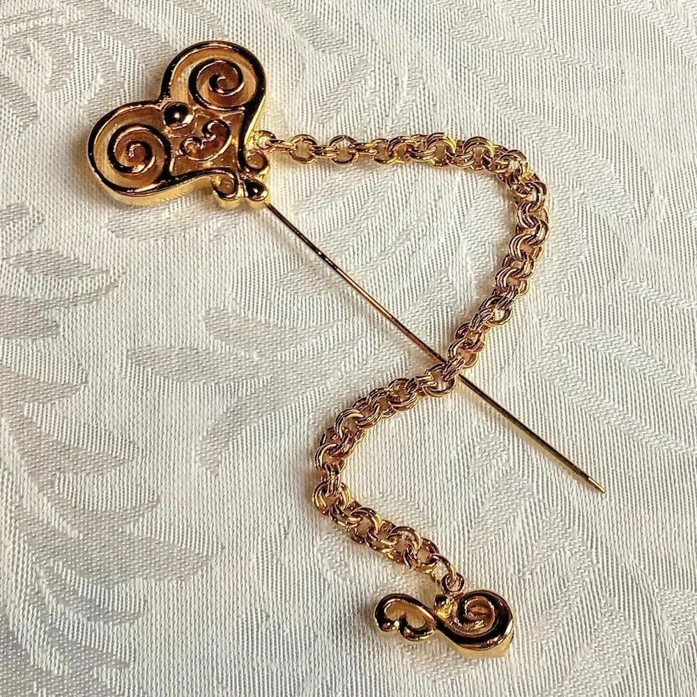 Gold Swirl Stick Pin with Musical Clef Chain Drop